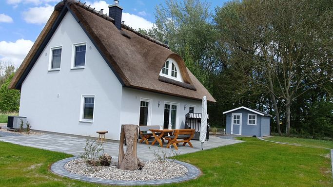 Terrasse mit Sitzbank und Strandkorb